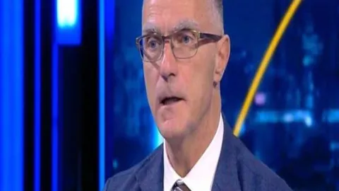 国足半场战平沙特 0-0平局 林良铭染红蒋光太受伤 沙特门神中框进球被判无效